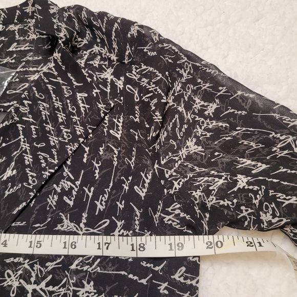 2/$30 🌻 | Reitmans | Script Patterned Blouse - Picture 14 of 16